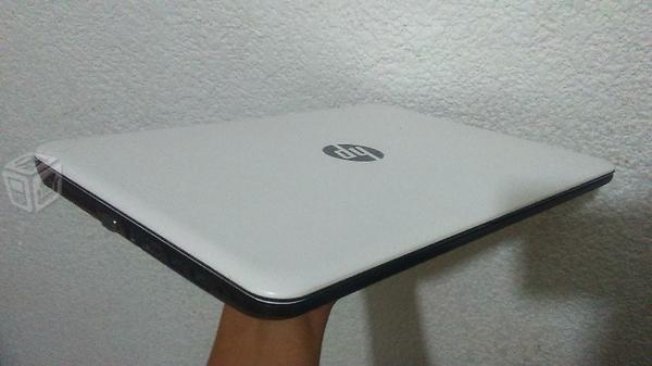 Laptop HP blanca 4GB RAM 1TERA disco duro