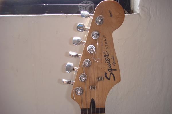 Guitarra Eléctrica Squier STRATOCASTER Fender®