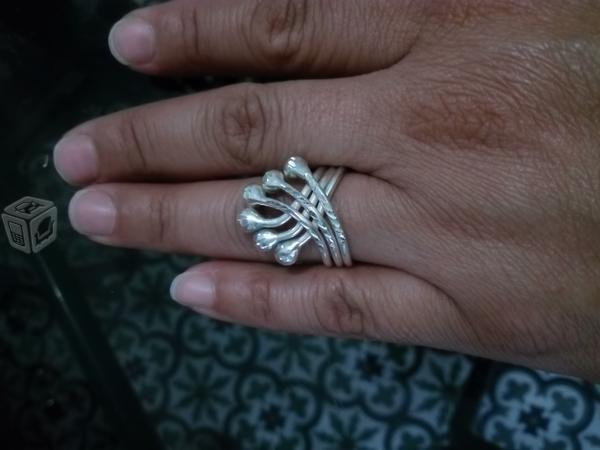 Bonito anillo de plata pura en excelente precio