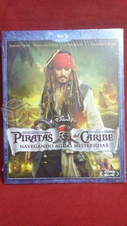 Piratas del caribe navegando aguas misteriosas