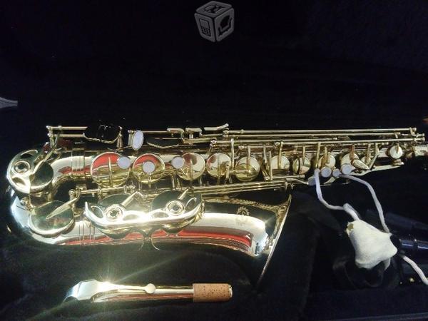 Saxofon en color oro