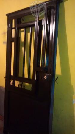 Bonita puerta de forja con moskitero