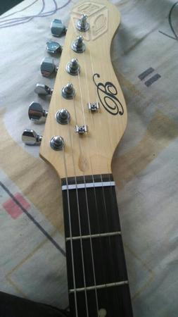 Guitarra eléctrica en excelente estado