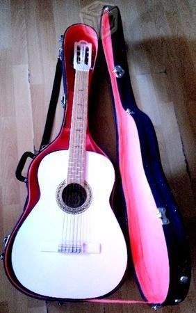 Bonita Guitarra Acústica Nueva con Estuche