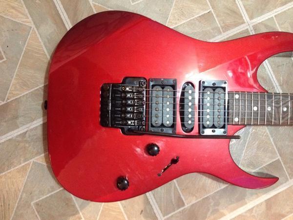 Guitarra Ibáñez gio con Puente flotante