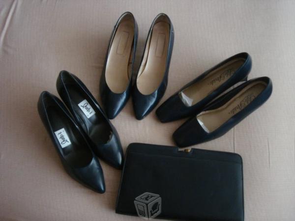 Lote de 3 pares de zapatos negros y una bolsita