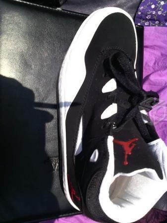 Tenis Blanco con negro marca Jordan