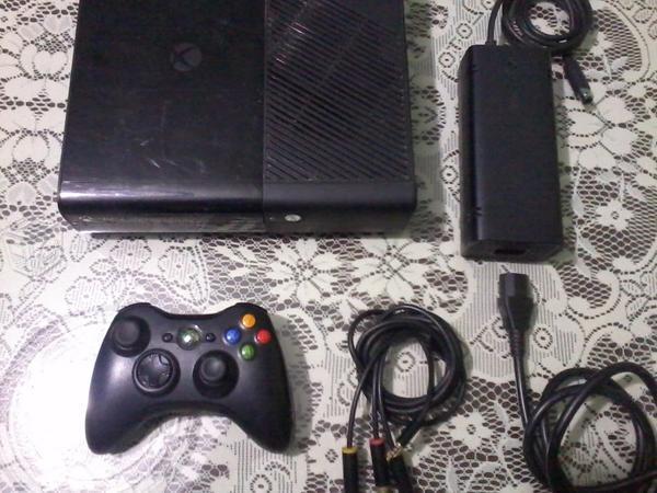 Xbox 360 E con Cables y 1 Control