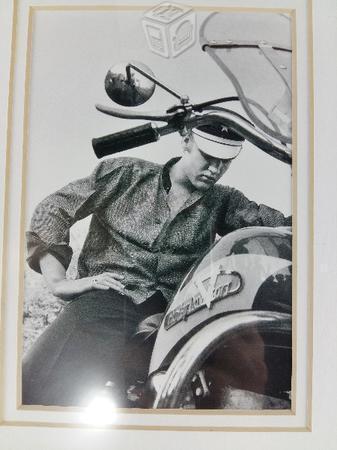Foto de Elvis Presley en una Harley Davidson 1956