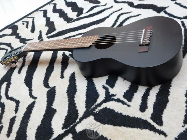 Guitalele Yamaha Negra