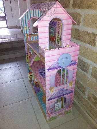 Preciosa casita de muñecas