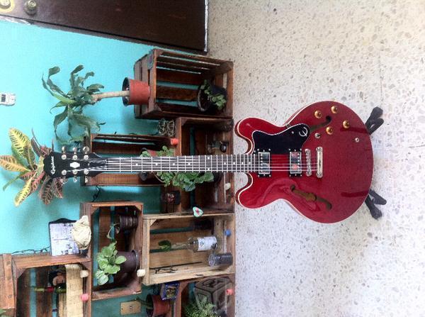 Guitarra Epiphone Cherry Dot