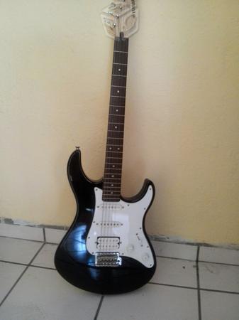 Guitarra yamaha EG 112