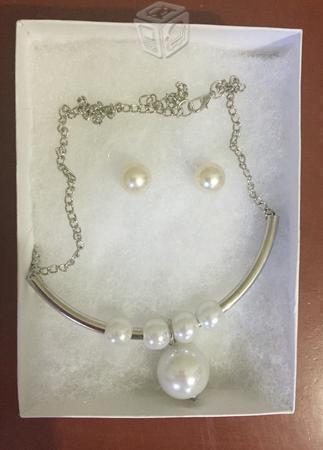 Aretes y collar de perlas