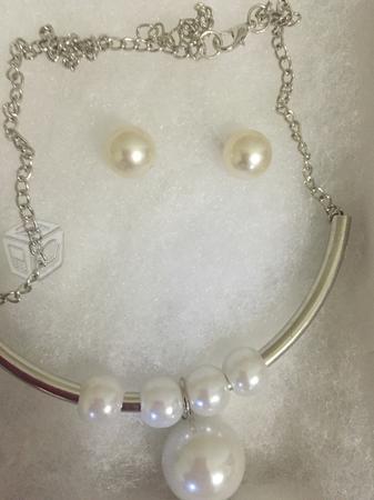 Aretes y collar de perlas