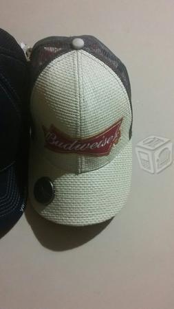 Gorra Nueva Budweiser con destapador