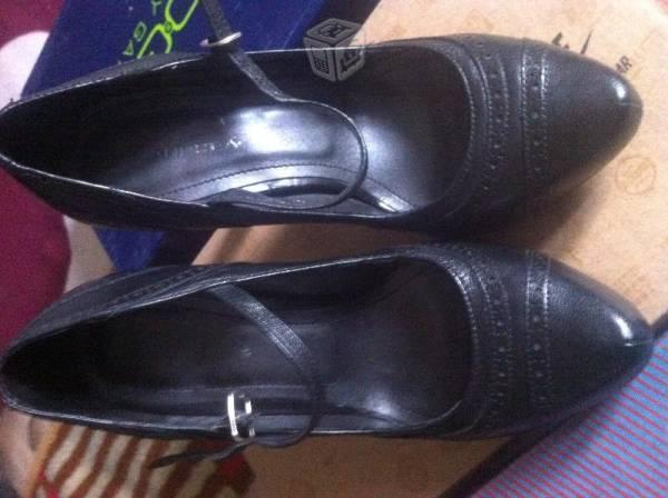 Zapatos negros con pulsera talla 4