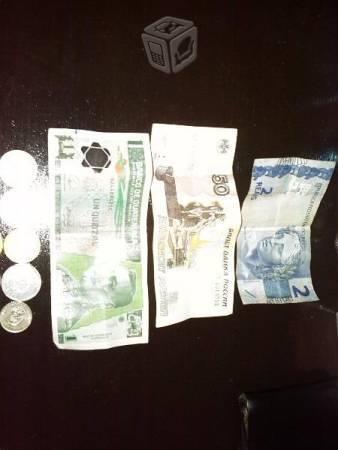 Se venden monedas y billetes