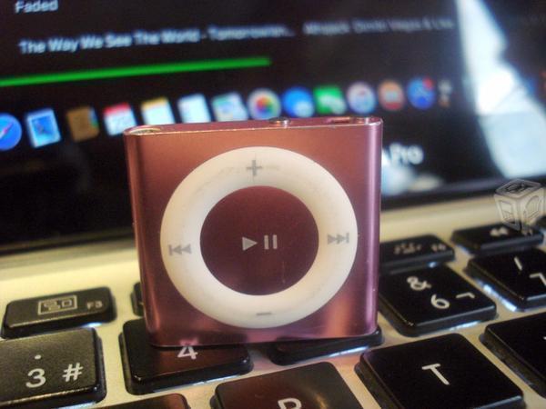 Paquete de iPod Shuffle 2GB y Audífonos Pionner DJ