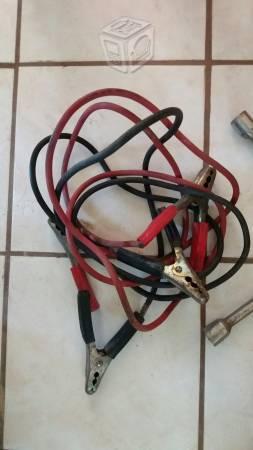 Cruzeta y cables para pasar corriente