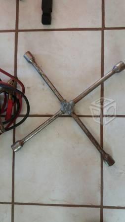Cruzeta y cables para pasar corriente
