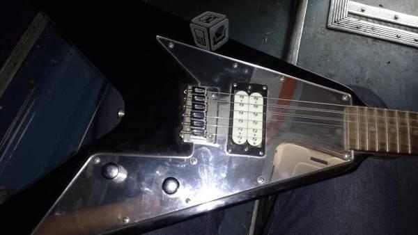 Guitarra eléctrica flying negra con espejo