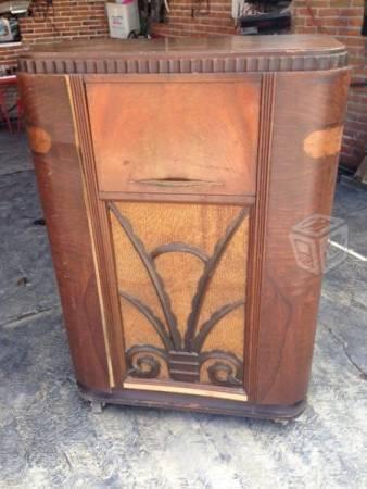 Antiguo mueble de radio