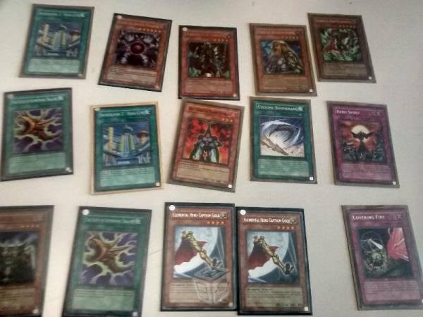 Lote de cartas de yugioh (comunes , raras, mas)