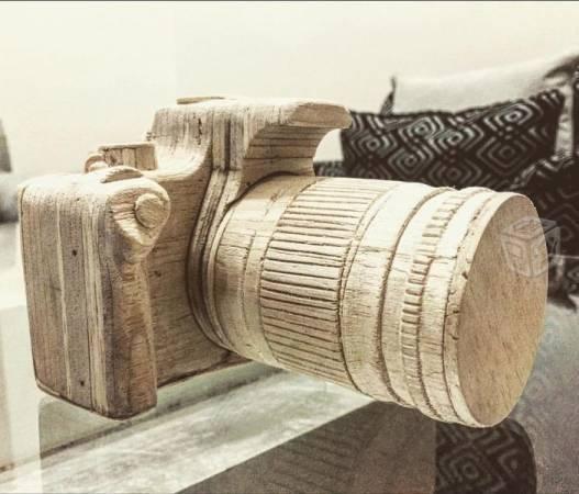 Cámara fotográfica de madera balsa