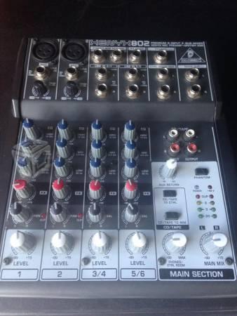 Consola de 6 canales behringer