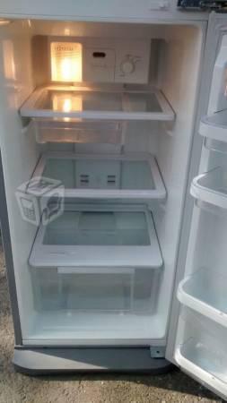 Refrigerador 1 año de uso gris