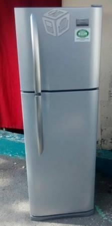 Refrigerador 1 año de uso gris