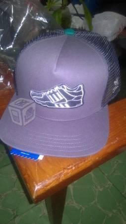 Gorra adidas trucker grises de tenisitos