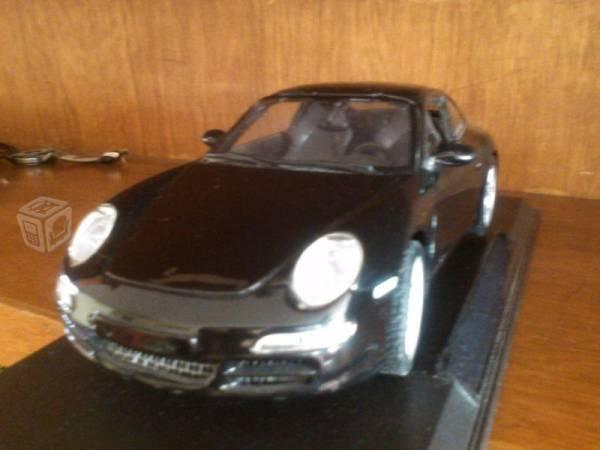 Porsche 911 S, modelo a escala 1/18 maisto