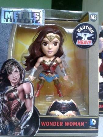 Wonder woman. metals die cast. batman v superman