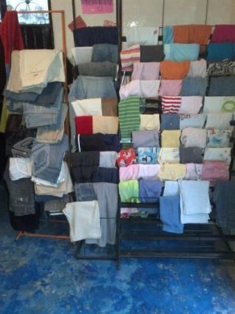 lote de ropa y zapatos ideal para bazar