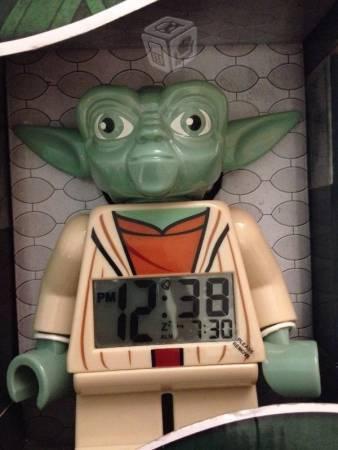 Reloj yoda con luz despertador