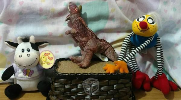 Lote de peluches dinosaurio vaca y araña preciosos