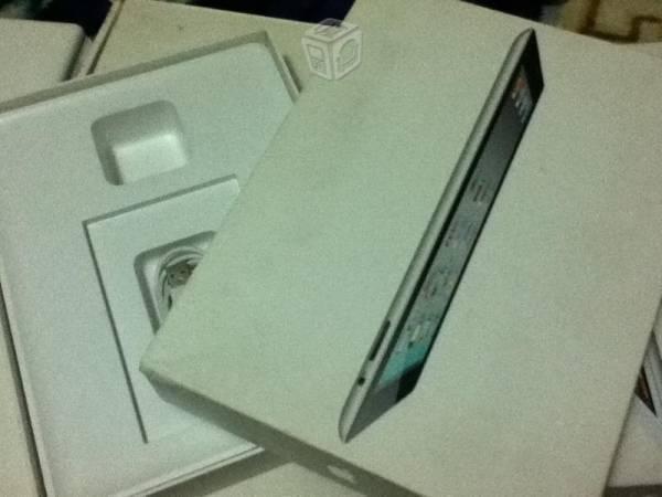 Cable USB cargador y la caja de la iPad 2