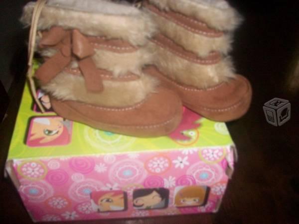 Botas de niña en caja