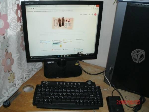 Computadora LG de escritorio con doble teclado