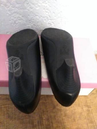 Comodísimas zapatillas negras, marca Modare