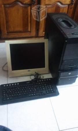 Computadora con teclado y monitor