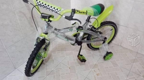 Bicicleta nueva equipada niño