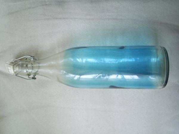 Una botella azul