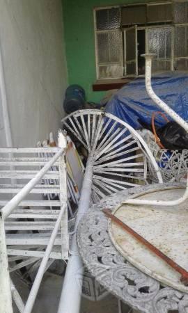 escaleras de caracol en fierra