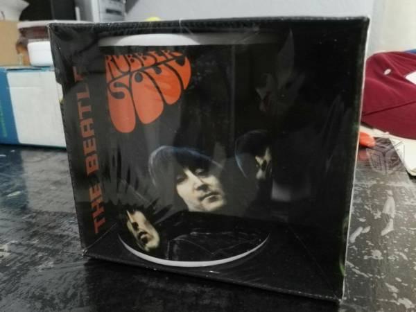 Taza coleccionable de los Beatles