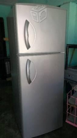 Refrigerador color gris claro marca MABE