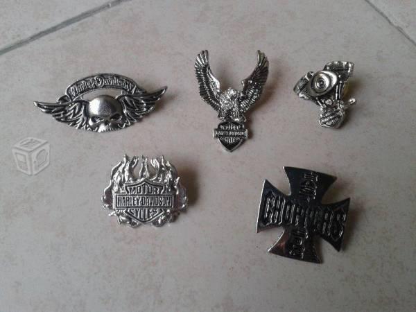 Variedad de pins metalicos: harley chopper, craneo