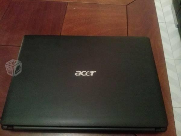 Laptop ACER negra 320GB en disco duro 3GB de RAM